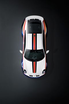 Med tillvalet Rallye Design Package levereras Porsche 911 Dakar i White/Gentian Blue Metallic exteriörlack samt dekorativa ränder i rött och guld.