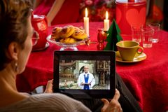 Många kommer i år att få fira julens gudstjänster i hemmet. En stor del av Svenska kyrkans verksamheter blir digitala under de kommande helgerna. Foto: Kristin Lidell/Ikon.