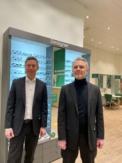 Stefan Staaf och Michael le Mahieu har tagit över Specaversbutiken i Värnamo. Foto: Specsavers