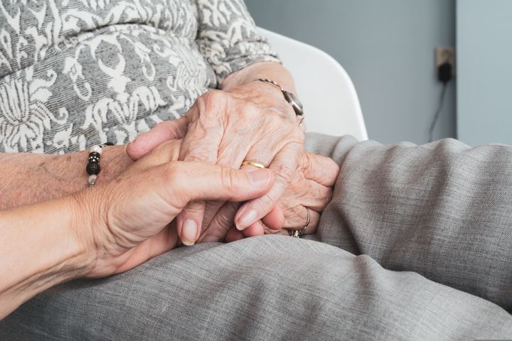Äldre är fortsatt försiktiga med fysisk kontakt, visar Ifs undersökning.