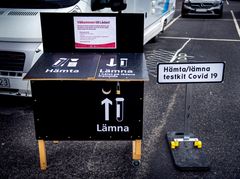 De svarta lådorna där vårdpersonal kunnat hämta och lämna testkit försvinner inom kort. Fotograf: Håkan Risberg / Region Örebro län