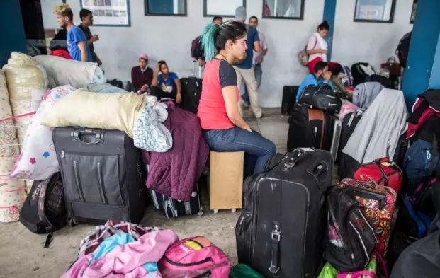 Venezuelanska flyktingar köar för att få sina resedokument behandlade av myndigheterna i Tumbes, en peruansk stad nära gränsen till Ecuador. © UNHCR / Sebastian Castañeda