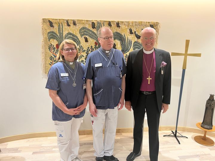 Sjukhuskyrkan: Minna Johansson, diakon och Bo Rydén, präst, samt Johan Dalman, biskop i Strängnäs stift.
