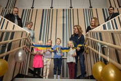 Bandklippning vid invigning Rosendals nya förskola. Förskolebarn tillsammans med rektor Ulrika Holmgren klippte bandet.