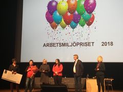 Enhetschef Maja Höjer, t v, med personal tar emot priset av personaldirektör Per-Olov Strandberg och HR-chef Maria Söderberg. Foto: Norrköpings kommun