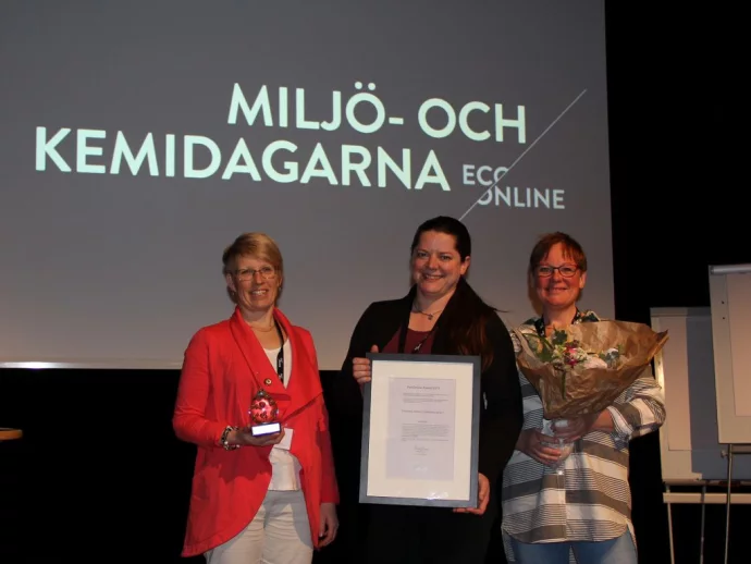Bild: Karin Edén, Johanna Lund och Annika Eriksson från Tekniska verken, tar emot priset EcoOnline Award