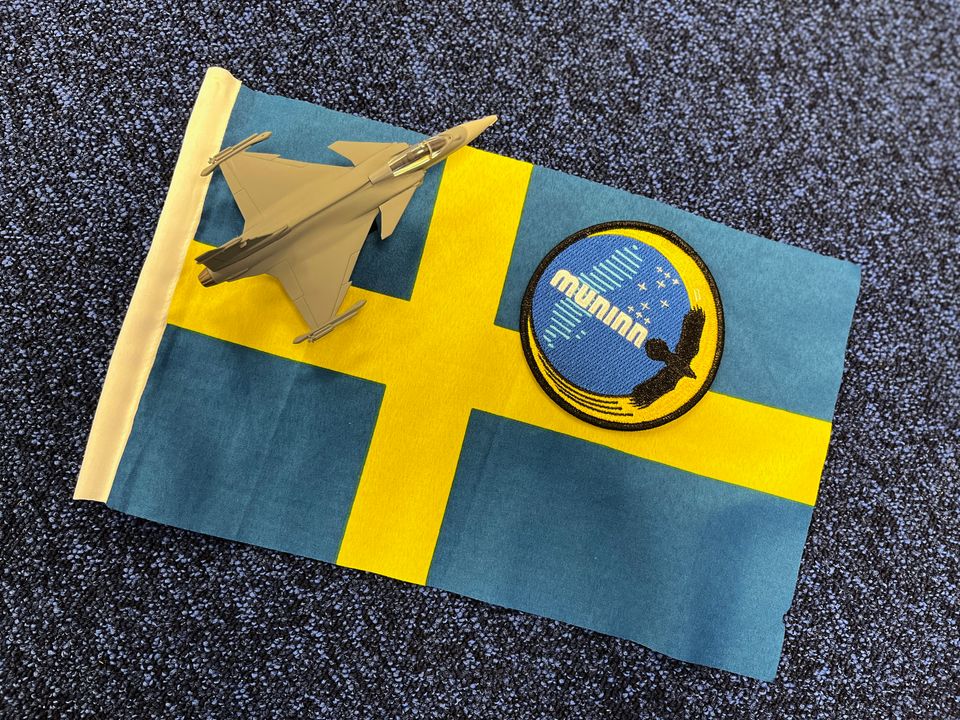 Svensk flagga och uppdragsmärke Muninn