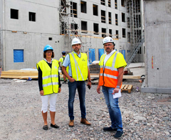 Ett rejält lyft. Margareta Wentzel, Joakim Sand samt Arne Larsson på plats vid bygget som kommer stå helt klart nästa höst. ”Det blir ett rejält lyft inte minst för Lindesbergs vårdcentral att flytta in hit” konstaterar Joakim Sand.