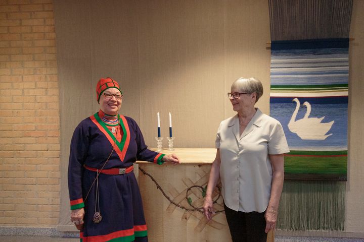 Birgitta Ricklund och Kaija Orava har med sina respektive konstverk skapat en vigselmiljö med utgångspunkt i samisk respektive finsk tradition.
