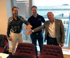 Från vänster: Glenn Älveblad, Clean Step; Pontus Jason, Sverigechef CWS Hygien och Per Wribe, VD Clean Step vid signeringen.