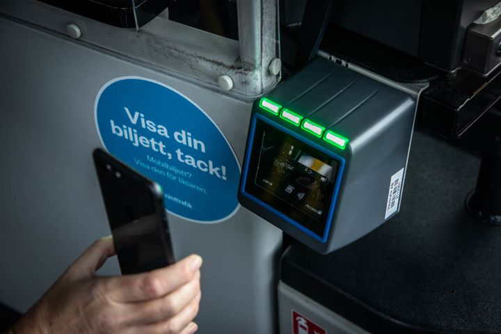 Resenärer kommer inom kort kunna köpa Västtrafiks biljetter i appen Travis. Foto: Eddie Löthman