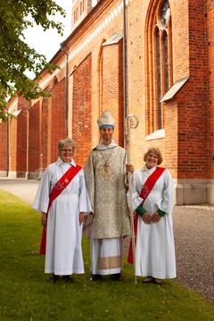 10 juni 2018 fick Västerås stift två nya diakoner då Jessica Olofsson (t.h) från Västerås vigdes till tjänst i Svenska kyrkan och Eva Axelsson (t.v) från Sala, som sedan tidigare är vigd diakon i Missionskyrkan, välkomnades som diakon i Svenska kyrkan. Vigningen förrättades av biskop Mikael Mogren.