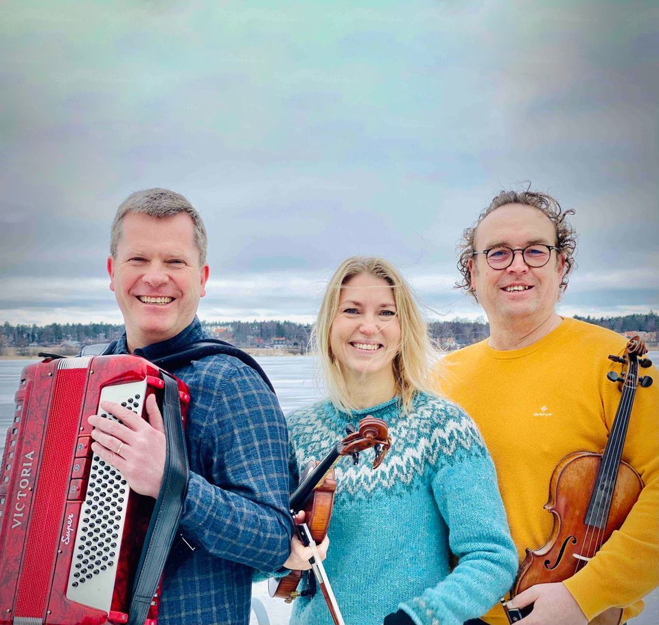 Örjan Englund, Erika Lindgren Liljenstolpe och Robert Larsson är tre av Upplands främsta spelmän som med fioler, dragspel, piano och sång förmedlar sin musik med stor skicklighet, värme och humor. Foto: Lena Paulson