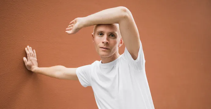 Jens Lekman gästar "Text & musik" i Carl Johans kyrka.