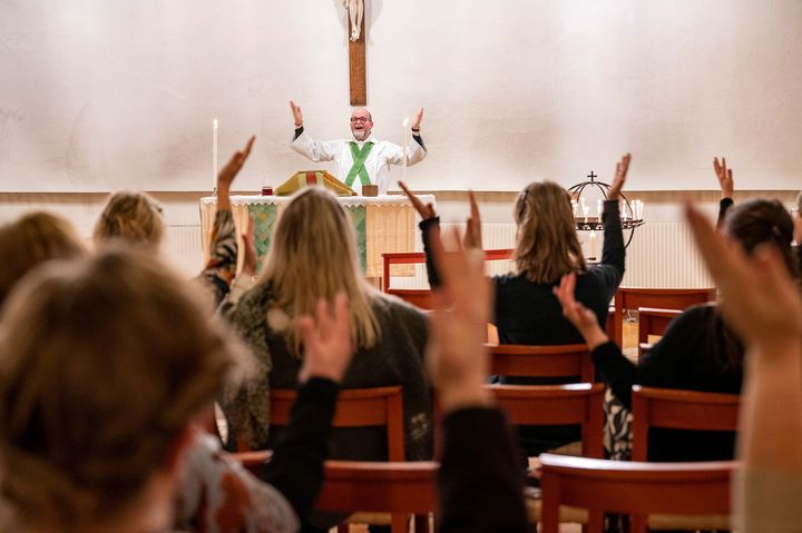 Gudstjänst på teckenspråk i Samariterhemmets kyrka i Uppsala 2 februari 2023. Foto: Gustaf Hellsing/Ikon