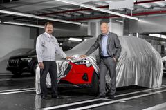 Patrick Danau, chef för Audi Bryssel och Peter Kössler, produktions- och logistikchef AUDI AG lyfter på täcket till nya Audi e-tron