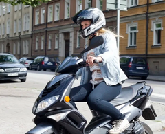 Elever får för lite tid till att öva praktiska moment och för kort utbildningstid. Det är exempel på brister hos de mopedutbildare som Transportstyrelsen granskat.