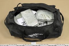 Den svarta sportväskan innehöll 18 paket med sammanlagt 18,041 kilo kokain. Foto: Tullverket