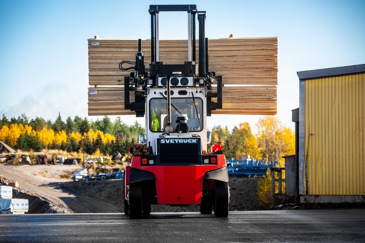 Lastning för leverans på sågverk. Foto: Fredrik Hjerling.