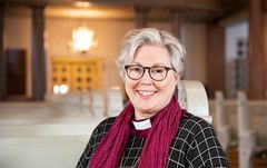 Biskop Eva Nordung-Byström bjuder in söndagens gudstjänstdeltagare till biskopsgården. Foto: Kerstin Stickler/Härnösands stift