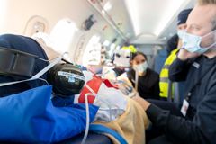 Sjuksköterskor med placering på beredskapsbasen vid Göteborg Airport / Landvetter under träning inför öppning av beredskapsbasen den 1 februari 2021.
De sjuksköterskor som tjänstgör vid Landvetter är anställda vid Akademiska sjukhuset i Göteborg och är verksamma till 50 procent som Flight Nurse för Svenskt Ambulansflyg.
