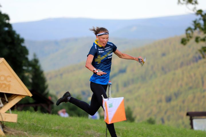 FRI BILD. Tove Alexandersson vann sitt tredje raka guld på VM i Tjeckien när hon sprang hem medeldistansen. Foto: Sara Malmborg/Orienteringsmagasinet Skogssport