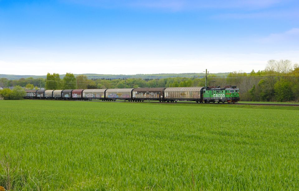 Green Cargos godståg passerar genom Skåne