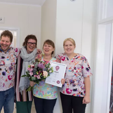 Glad personal på XL Vet firar med SLA-Svensk Djursjukvårds Maria Lundvall (i mitten) att de vunnit utmärkelsen Årets djurklinik 2017.