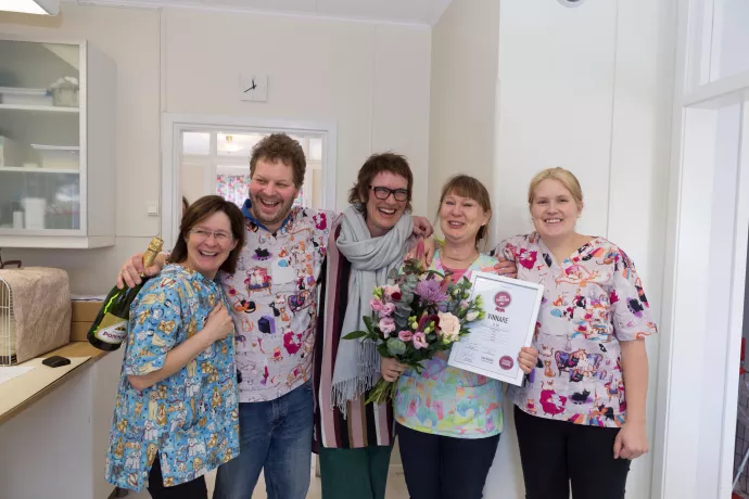 Glad personal på XL Vet firar med SLA-Svensk Djursjukvårds Maria Lundvall (i mitten) att de vunnit utmärkelsen Årets djurklinik 2017.