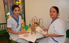 Farah Halawi och Zeinab Keikhwa utvecklade det förebyggande arbetet med små barn i Gottsunda. Det fick 60 procent av dem med hög kariesrisk att ändra sitt beteende. - - Vi är väldigt glada för att det har gett så bra resultat, säger de.