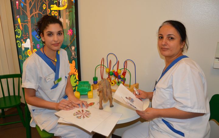 Farah Halawi och Zeinab Keikhwa utvecklade det förebyggande arbetet med små barn i Gottsunda. Det fick 60 procent av dem med hög kariesrisk att ändra sitt beteende. - - Vi är väldigt glada för att det har gett så bra resultat, säger de.
