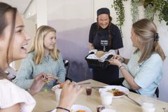 Lillhagaskolan, Nykvarn
Louice Karlsson, köksmästare, tillsammans med några av skolans elever
Foto: Mikael Wallerstedt