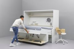 Mauricio Affonso, utvecklingsansvarig för innovation på IKEA of Sweden, förvandlar enkelt den nya prototyp-möbeln från bord till säng - och det utan att du behöver städa av bordet.