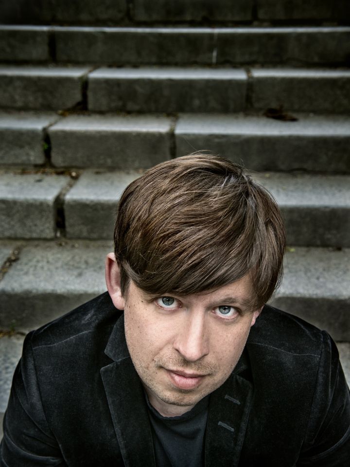 Christoffer Nobin är en av Skandinaviens mest eftertraktade unga dirigenter. På Vaksalafesten den 6 juni leder han Uppsala Kammarorkester och Trio i X i konserten med solisterna Malena Ernman och Philip Jalmelid. Foto: Johan Bergmark