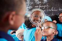 Tack vare de skänkta glasögonen får många barn chans till en bättre skolgång