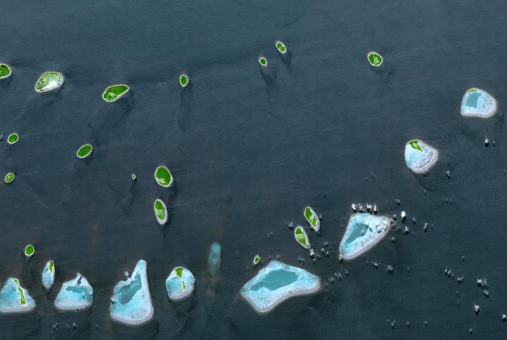 Satellitbild över Maldiverna och dess många små korallrev. Foto: NASA/METI/AIST/Japan Space Systems, and U.S./Japan ASTER Science Team