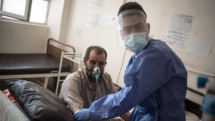 Patient får syrgas på sjukhuset i Raqqa i nordösta Syrien. Foto: Florent Vergnes