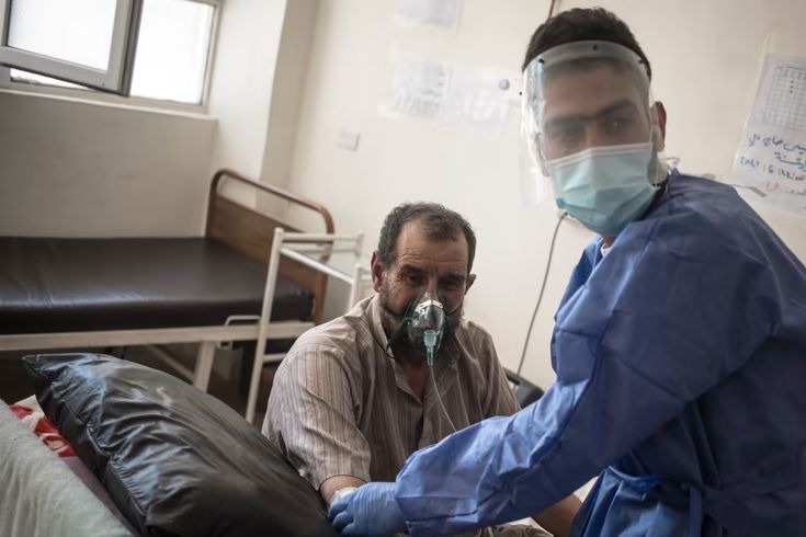 Patient får syrgas på sjukhuset i Raqqa i nordösta Syrien. Foto: Florent Vergnes