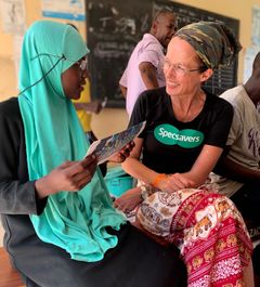 Malin Berghagen följde med som volontär till Zanzibar. Foto: Specsavers