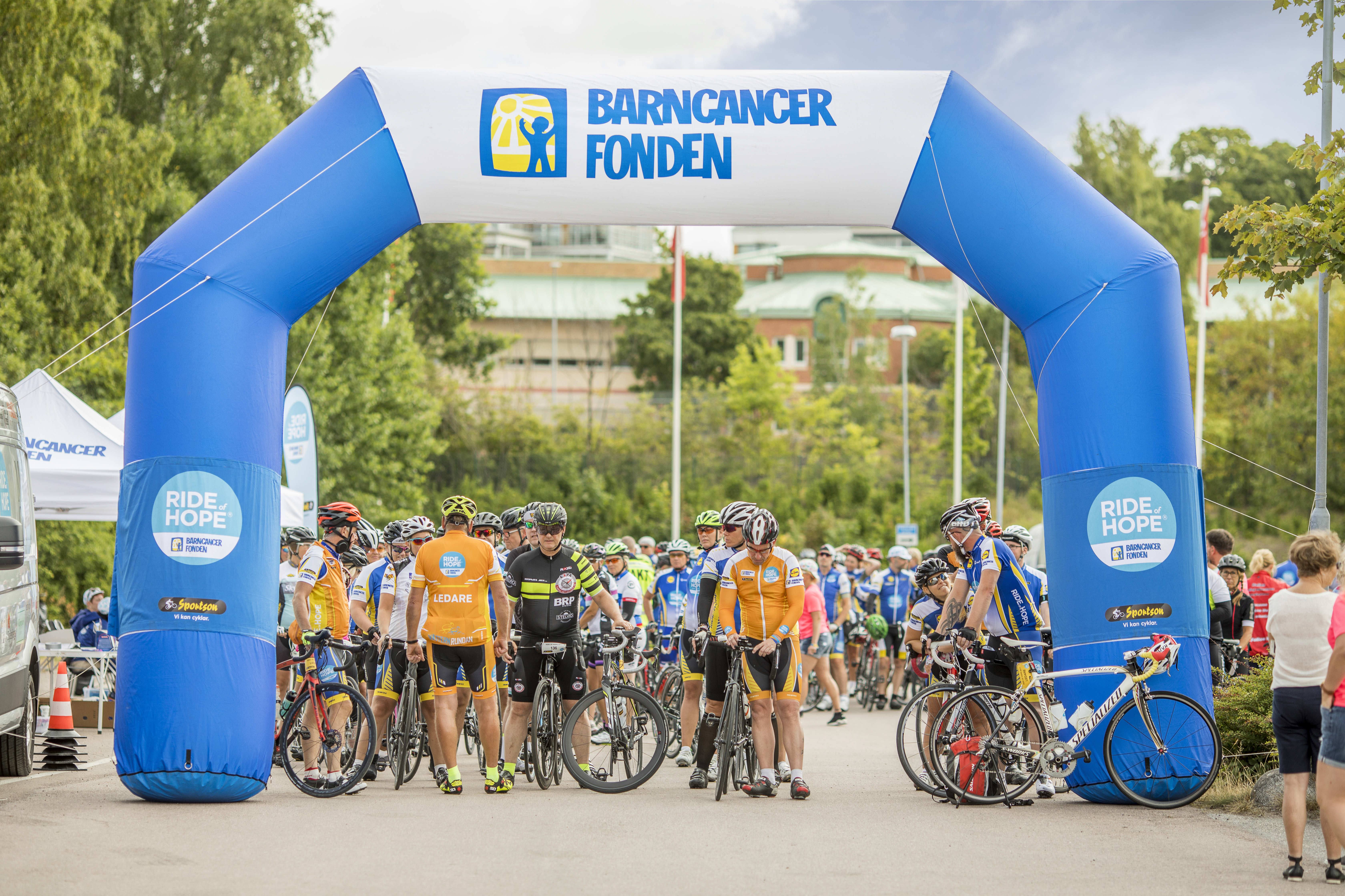 Hundratals cyklister ska under åtta dagar cykla den 120 mil långa sträckan Lund-Stockholm för att samla in pengar till kampen mot barncancer. Foto: Magnus Glans