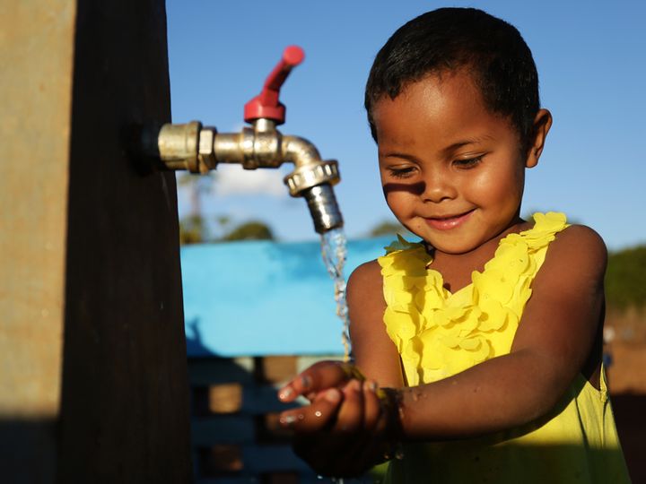 En av alla människor som fått rent vatten med hjälp av WaterAid är Potsy på Madagaskar. Foto: WaterAid/Ernest Randriarimalala