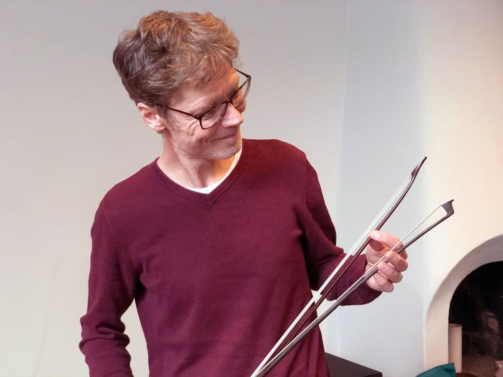Fredrik Anderberg jämför sin barockstråke med sin moderna stråke