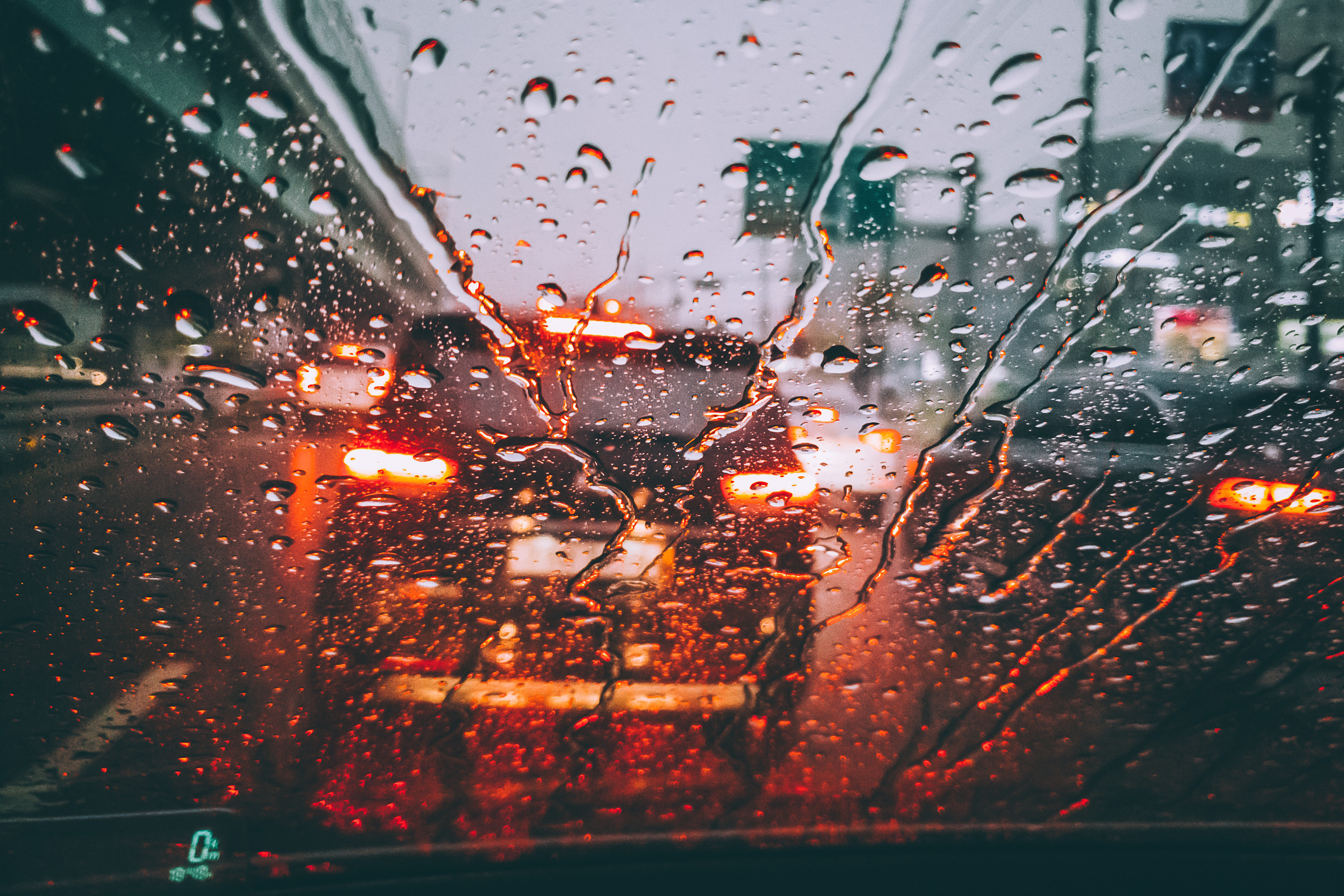 Кипящий дождь. Капли на стекле машины. Машина дождь. Капли дождя на окне. Мокрое стекло автомобиля.