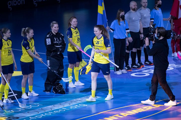 Emelie Wibron tog emot pris före matchen i Uppsala.