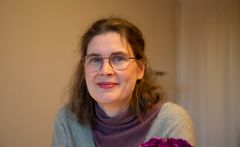 Anna-Maria Wedman, modersmålslärare vid Flerspråkigt Centrum ser fördelar med att även vårdnadshavare kan ta del av modersmålsundervisning.