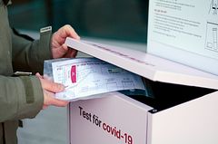 Så här ser lådan där man hämtar och lämnar testkitet ut.