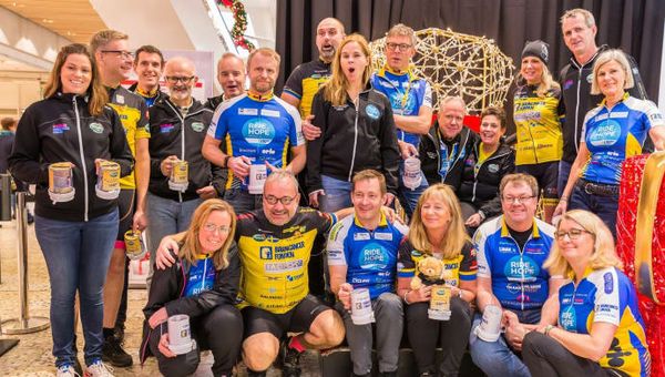 Team Rynkeby och Ride of Hope Europe vid ett gemensamt insamlingsevent i Nordstan i december 2016.