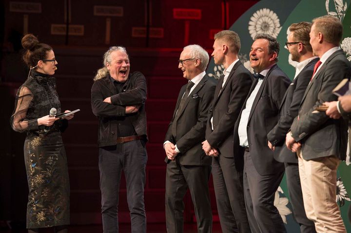 Glada pristagare på Arkitekturgalan tillsammans med konferencier Jessica Gedin. Foto: Jonas Malmström
