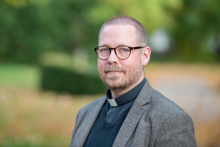 Jonathan Darte välkomnas som kyrkoherde i Högsby pastorat. Foto: Maria Sääw.