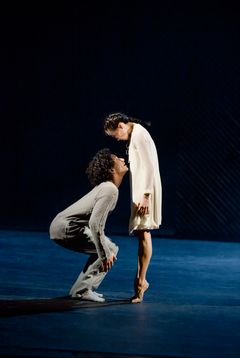 Julia och Romeo. Kungliga Baletten 2023. Anthony Lomuljo och Madeline Woo. Koreograf Mats Ek. Foto: Kungliga Operan/Sören Vilks